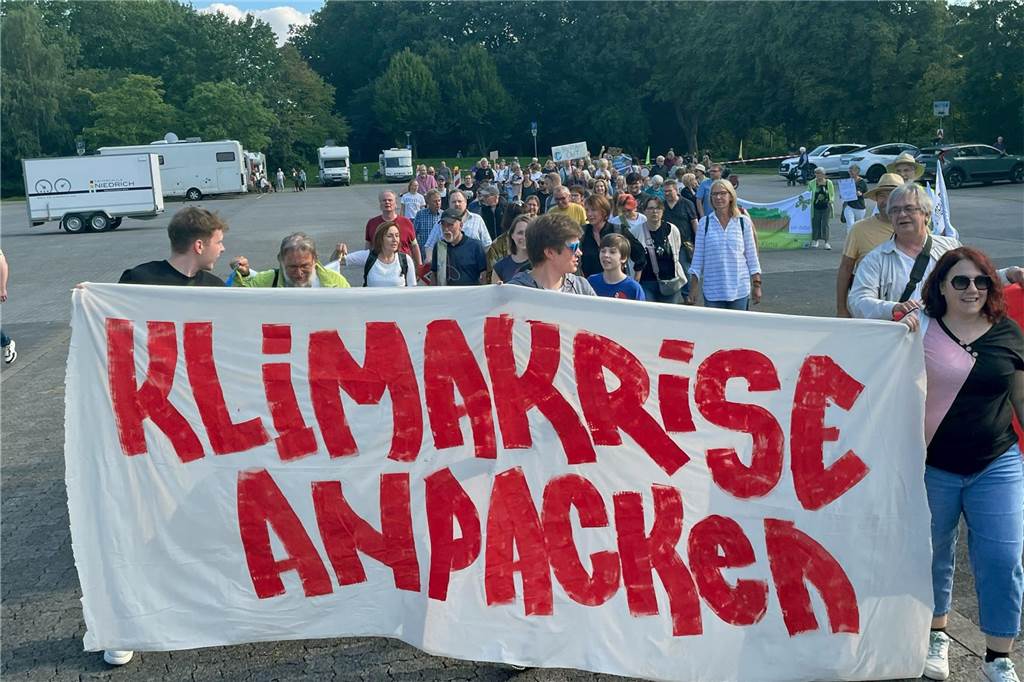 „Wir müssen versuchen, was zu ändern“: 120 Menschen demonstrieren für das Klima Der Demonstrationszug setzte sich gegen 16.30 Uhr vom Solebad aus Richtung Innenstadt in Bewegung.
