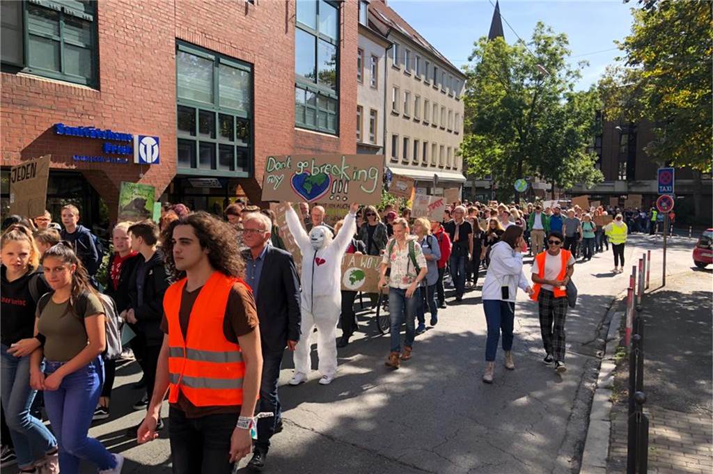 Klimastreik in Castrop-Rauxel: Demonstranten mit Zwiebeln beworfen Der Demonstrationszug von FFF Castrop-Rauxel läuft entlang der oberen Münsterstraße Richtung Rathaus.