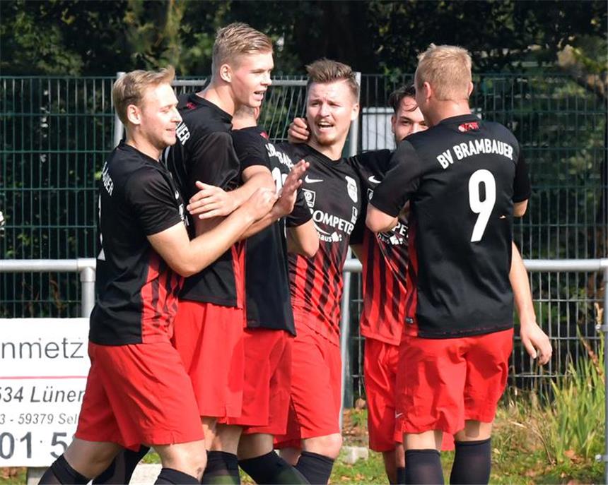 BV Brambauer schlägt Wethmar im Derby Der Derbysieger jubelt: Die Brambauer Markus Poczkaj (v.l.), Marvin Schuster, Christoph Krziwanek, Enrico Christal und Marcel Bieber freuen sich hier über das 1:0 durch Krziwanek.