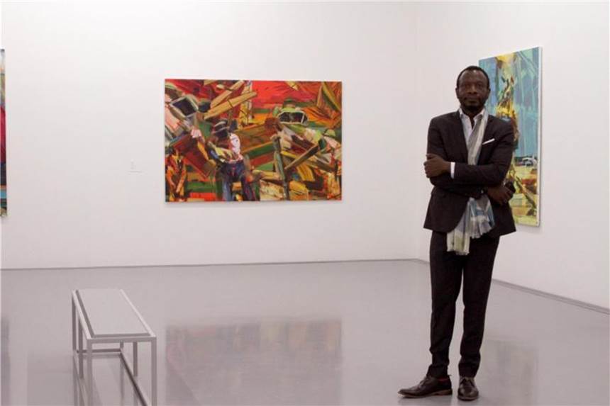 Der derzeitige Chef-Kurator Azu Nwagbogu in der Ausstellung zeitgenössischer Kunst von 29 Künstlern aus dem benachbarten Simbabwe. Foto: Kristin Palitza