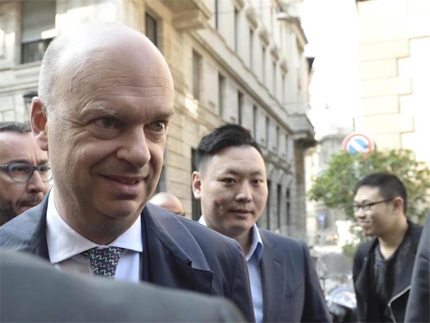 Berlusconi verkauft den AC Mailand endgültig Der designierte Geschäftsführer des AC Mailand, Marco Fassone (l) und die chinesischen Investoren begeben sich zu einem Notariat, um den Verkauf abzuschließen. Foto: Flavio Lo Scalzo