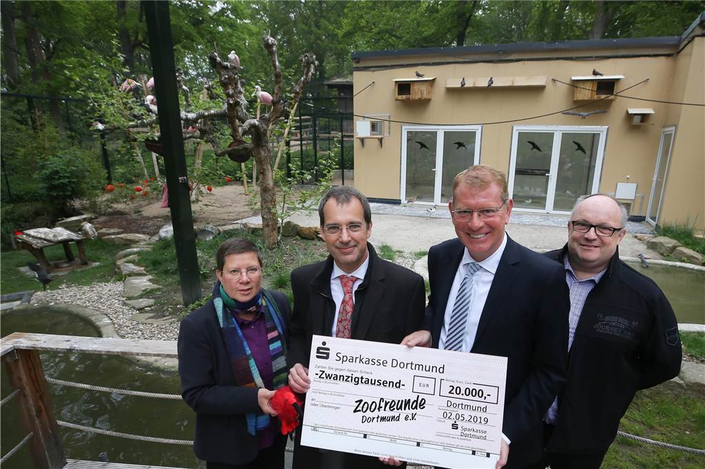 Diese Vögel müssen bestimmte Tiere fressen, um so leuchtend rot zu bleiben Der designierte Sparkassen-Vorstandschef Dirk Schaufelberger (2.v.r.) übergab einen Scheck in Höhe von 20.000 Euro an die Zoofreunde. Darüber freuten sich (v.l.) Sozialdezernentin Birgit Zoerner, Prof. Stefan Dieterle von den Zoofreunden und Zoodirektor Dr. Frank Brandstätter.