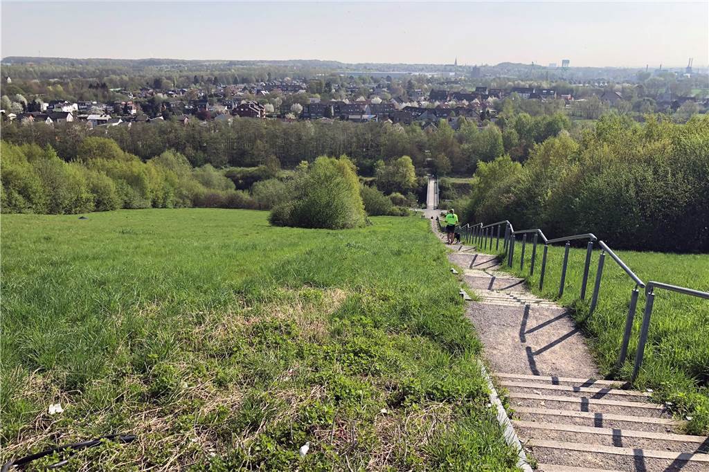 Der Deusenberg, eine ehemalige und jetzt begrünte Mülldeponie, bietet tolle Ausblicke über Dortmund.