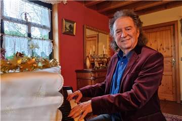 Der deutsch-britische Schlager- und Popsänger Chris Andrews an seinem Klavier in seinem Zuhause in Selm.