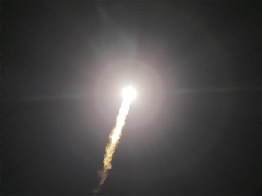 Sojus-Kapsel erreicht Raumstation ISS Der deutsche Astronaut Alexander Gerst gibt seiner Nachfolgerin gute Wünsche mit auf die Reise. Foto: Maxim Shipenkov