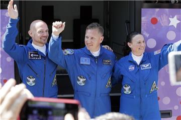 Der deutsche Astronaut Alexander Gerst (l-r), der russische Kosmonaut Sergej Prokopjew und die US-amerikanische Astronautin Serena Aunon-Chancellor winken vor der Abfahrt mit einem Bus vom Hotel zum Kosmodrom. Foto: Dmitri Lovetsky