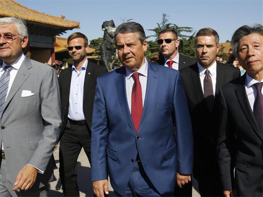 Gabriel sucht in Nordkorea-Krise neue Initiativen Der deutsche Außenminister Sigmar Gabriel während seines Besuchs in Peking. Foto: Andy Wong