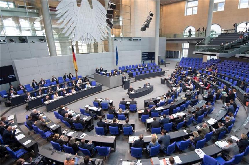 Der Deutsche Bundestag debattiert über den Bundeshaushalt. Foto: Ralf Hirschberger