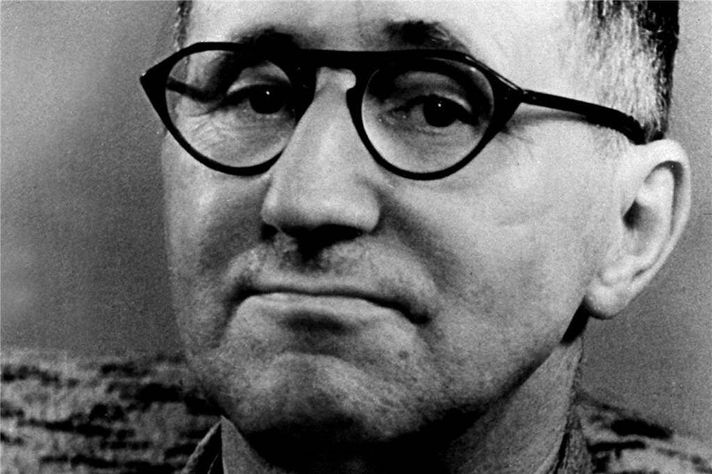 Der deutsche Dramatiker Bertolt Brecht erhielt für seine ersten Stücke "Trommeln in der Nacht" und "Baal", die beide 1922 zur Erstaufführung kamen, den Kleist-Preis. 1933 flüchtete Brecht vor den Nationalsozialisten ins Ausland. 1949 kehrte er nach Ost-Berlin zurück, wo er mit seiner Frau Helene Weigel das "Berliner Ensemble" gründete.
