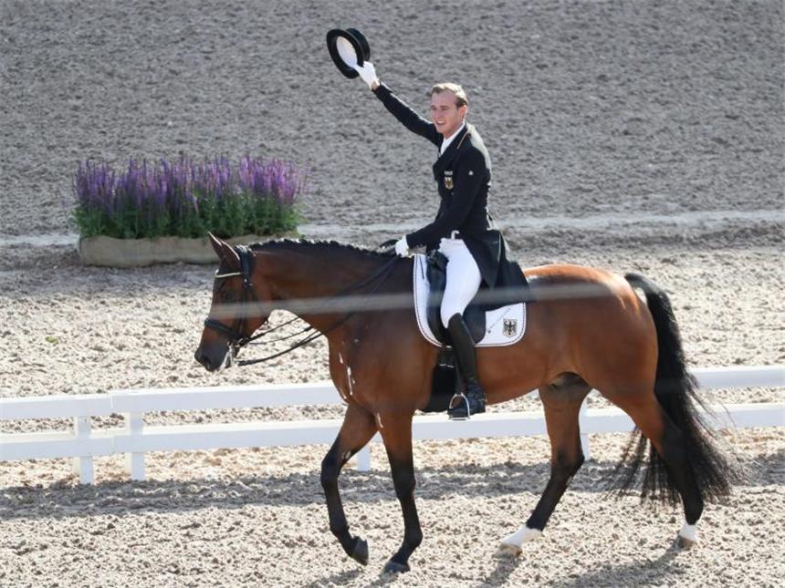 Dressur-Team sichert sich schon vor Werth-Ritt EM-Gold Der deutsche Dressurreiter Sönke Rothenberger aus Bad Homburg baute die Führung des Dressur-Teams aus. Foto: Friso Gentsch