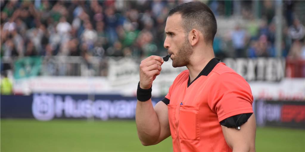 Castrop-Rauxeler Schiedsrichter steigt in die 3. Liga auf Der Deutsche Fußball-Bund hat den Castrop-Rauxeler Schiedsrichter Leonidas Exuzidis als Schiedsrichter-Assistent für die 3. Liga nominiert