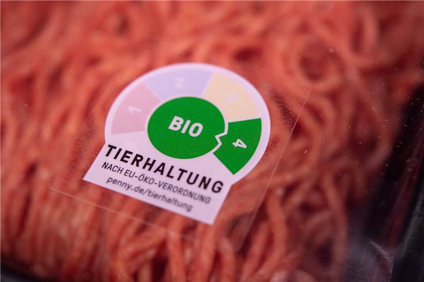 Der deutsche Lebensmittelhandel setzt immer stärker auf Fleisch aus etwas tiergerechterer Haltung.