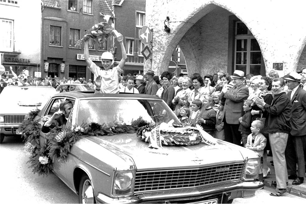 Erster Deutscher Meister: Seifenkistenpilot Heinrich Gerding fuhr allen davon Der Deutsche Meister wurde begeistert in Haltern gefeiert. Der Marktplatz war voller Menschen. Helmut Hahn chauffierte Heinrich Gerding in einem geschmückten Admiral durch die Stadt.