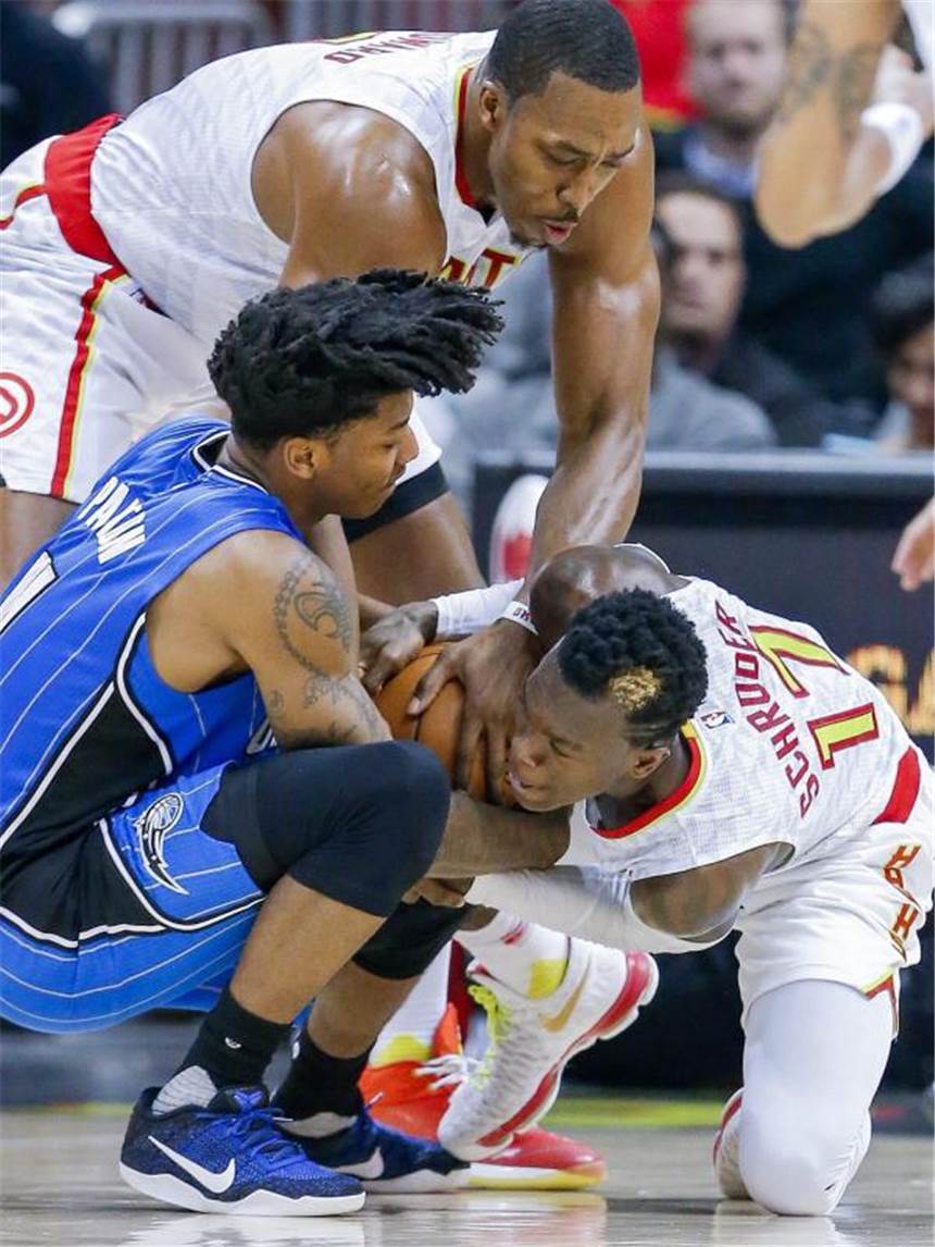 Ein starker Schröder reicht nicht: Atlanta verliert Der deutsche Nationalspieler lieferte sich einen harten Fight mit Orlandos Elfrid Payton. Foto: Erik S. Lesser