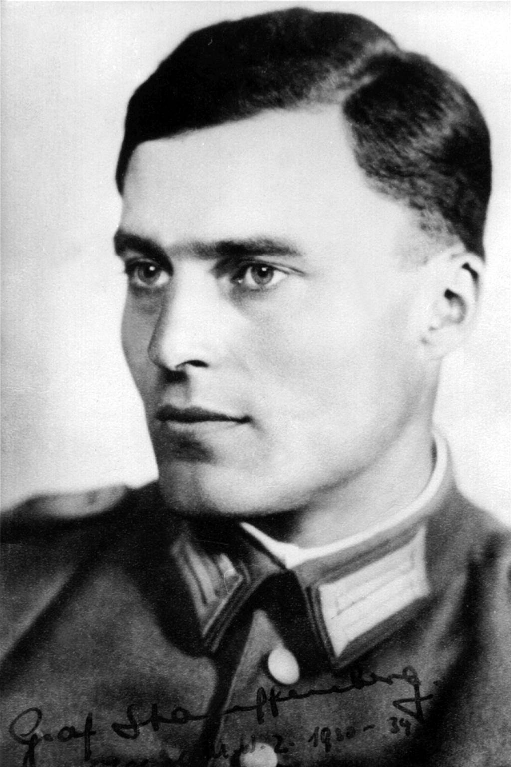 Das missglückte Stauffenberg-Attentat und die Verbindung zu Sythen Der deutsche Offizier und spätere Widerstandskämpfer Claus Schenk Graf von Stauffenberg in einer Aufnahme aus den frühen 30-er Jahren.