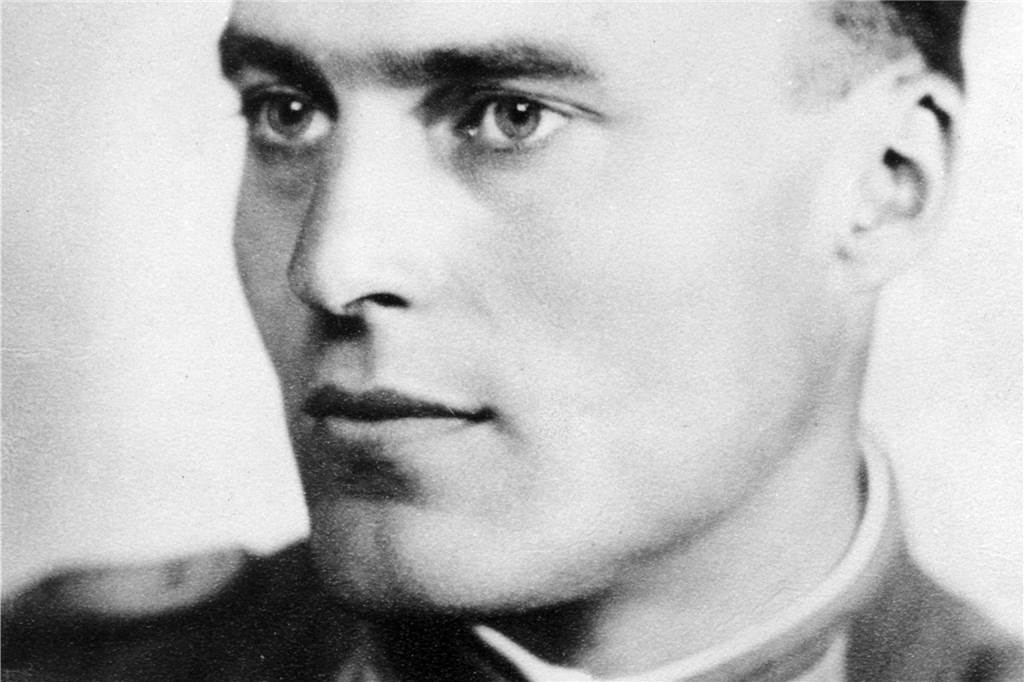Der deutsche Offizier und spätere Widerstandskämpfer Claus Schenk Graf von Stauffenberg in einer Aufnahme aus den frühen 1930er Jahren. Während seiner erfolgreichen militärischen Laufbahn war er zunächst von Hitlers Erfolgen beeindruckt, die Empörung über den Terror in den besetzten Gebieten ließ ihn jedoch zur treibenden Kraft des Widerstands werden. Nach dem von ihm durchgeführten gescheiterten Attentat auf Adolf Hitler am 20. Juli 1944 wurde von Stauffenberg einen Tag später, am 21. Juli 1944