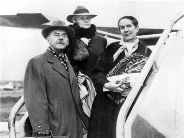 Der deutsche Schriftsteller Thomas Mann mit seiner Ehefrau Katia (M.) und Tochter Erika auf dem Weg nach New York. Foto: dpa