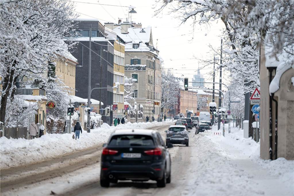 Glatte Straßen sorgten für Unfälle und Einschränkungen auf den Straßen