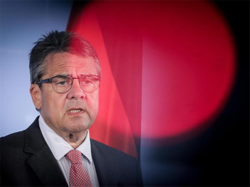Deutschland und Türkei bleiben auf Konfrontationskurs Der deutschen Regierung reißt angesichts einer immer bedrohlicheren Menschenrechtslage in der Türkei der Geduldsfaden. Außenminister Sigmar Gabriel gibt im Auswärtigen Amt ein Statement anlässlich der diplomatischen Krise zwischen Türkei und Deutschland. Foto: Kay Nietfeld