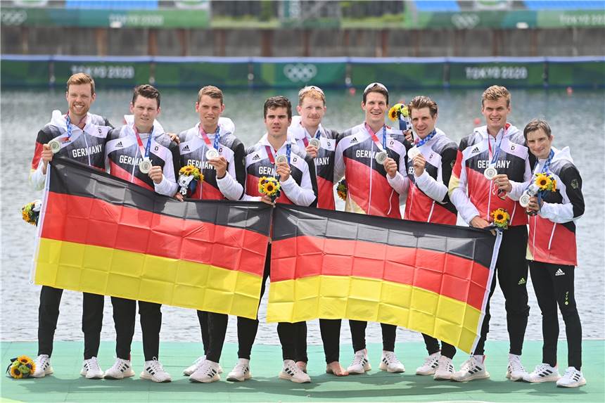Olympia in Tokio: Deutschland-Achter muss Neuseeland die Goldmedaille überlassen Der Deutschland-Achter kurz nach der Siegerehrung in Tokio. Malte Jakschick (4.v.r.) vom RV Rauxel freut sich wie sein Kollegen trotz der verpassten Goldmedaille auch über das silberne Metall.