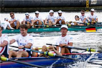 Der Deutschland-Achter (o.) und das Boot der Niederlande nach dem Zieleinlauf. Christopher Reinhardt und Jacob van de Kerckhoff liegen völlig entkräftet auf ihren Rollsitzen.