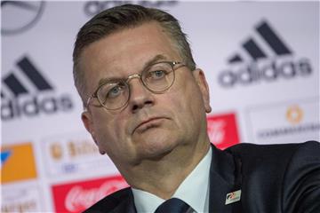 Der DFB um Präsident Reinhard Grindel wird seine Wahl-Entscheidung für 2026 erst kurz vor dem Kongress verkünden. Foto: Federico Gambarini