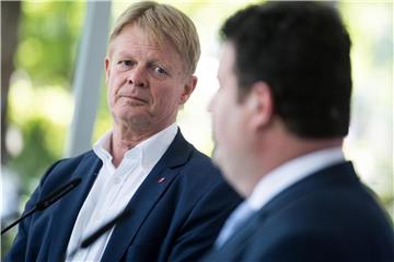 Der DGB-Vorsitzende Reiner Hoffmann (l) und Bundesarbeitsminister Hubertus Heil bei einer Pressekonferenz in der DGB-Zentrale. Foto: Bernd von Jutrczenka