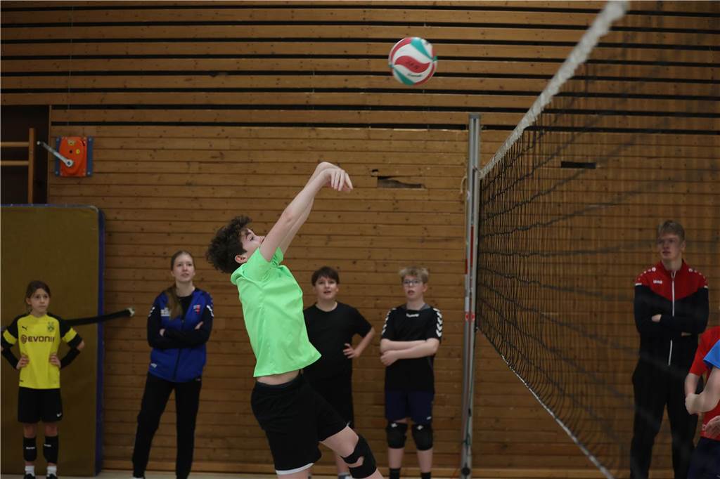 Der diesjährige Volleyballsonntag des TV Werne war in seiner sechsten Austragung ein voller Erfolg. Rund 50 Kinder von U12 bis U14 nahmen an dem Turnier teil. Dabei waren vor allem Kinder, die bereits in den Volleyballabteilungen des Werner SC und TV Werne angemeldet sind, aber auch einige, die das Volleyballspielen bislang erst in den Schul-AGs kennengelernt haben.