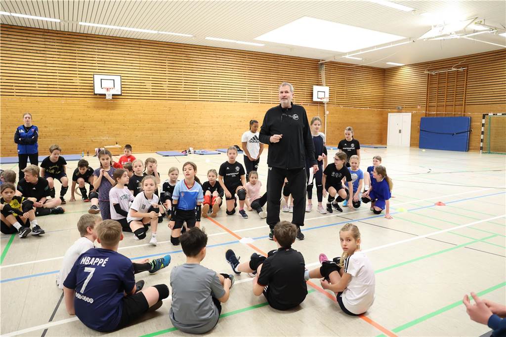 Der diesjährige Volleyballsonntag des TV Werne war in seiner sechsten Austragung ein voller Erfolg. Rund 50 Kinder von U12 bis U14 nahmen an dem Turnier teil. Dabei waren vor allem Kinder, die bereits in den Volleyballabteilungen des Werner SC und TV Werne angemeldet sind, aber auch einige, die das Volleyballspielen bislang erst in den Schul-AGs kennengelernt haben.