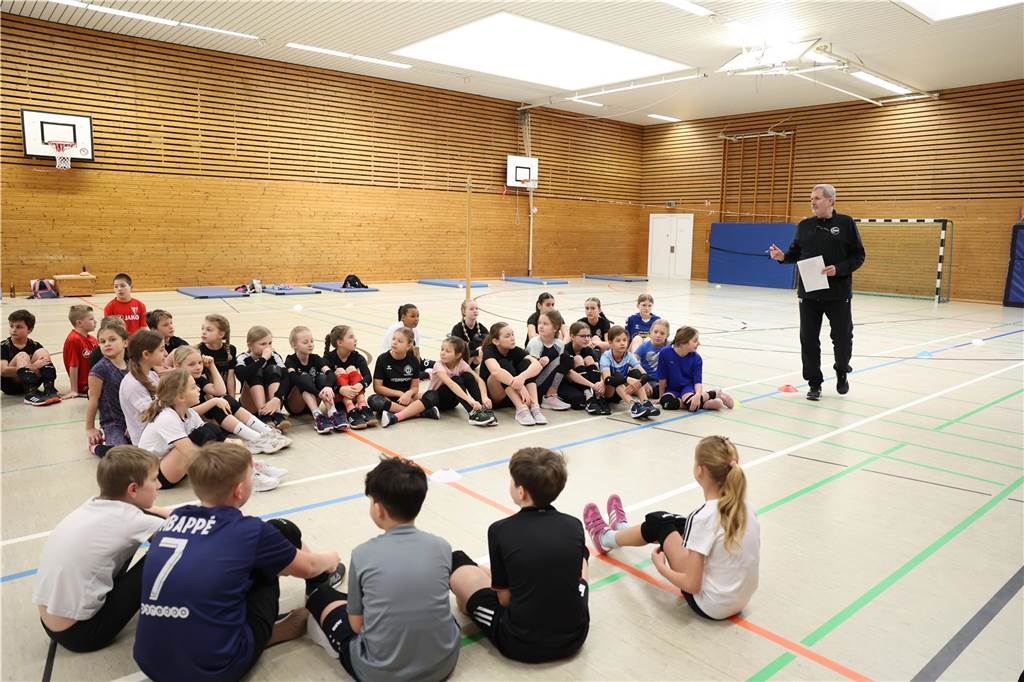 Der diesjährige Volleyballsonntag des TV Werne war in seiner sechsten Austragung ein voller Erfolg. Rund 50 Kinder von U12 bis U14 nahmen an dem Turnier teil. Dabei waren vor allem Kinder, die bereits in den Volleyballabteilungen des Werner SC und TV Werne angemeldet sind, aber auch einige, die das Volleyballspielen bislang erst in den Schul-AGs kennengelernt haben.