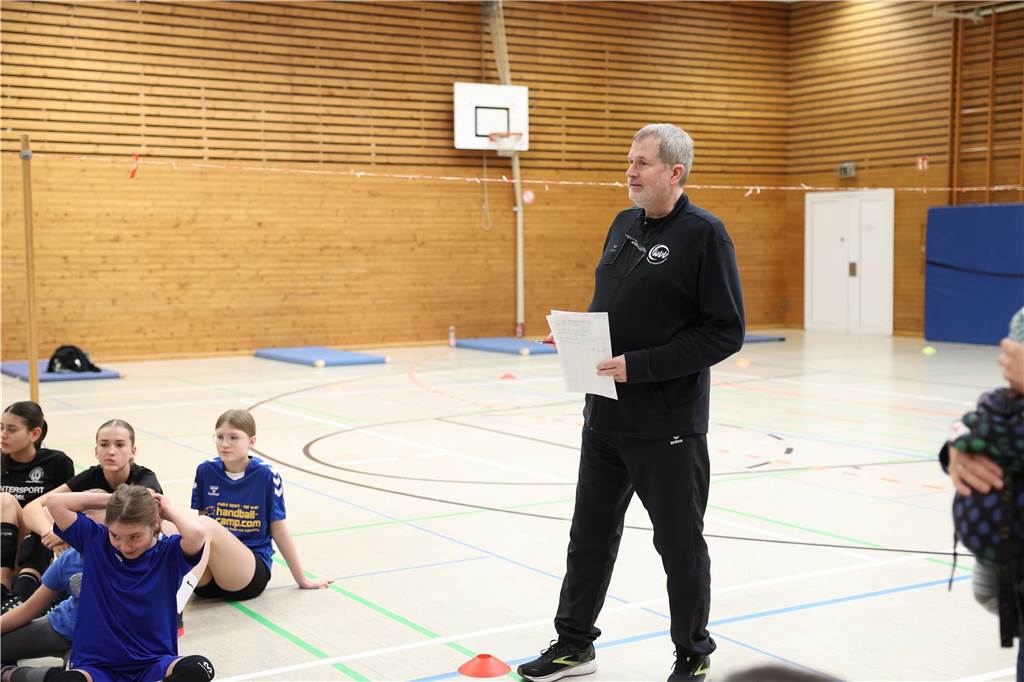 Der diesjährige Volleyballsonntag des TV Werne war in seiner sechsten Austragung ein voller Erfolg. Rund 50 Kinder von U12 bis U14 nahmen an dem Turnier teil. Dabei waren vor allem Kinder, die bereits in den Volleyballabteilungen des Werner SC und TV Werne angemeldet sind, aber auch einige, die das Volleyballspielen bislang erst in den Schul-AGs kennengelernt haben.