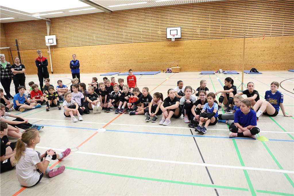 Der diesjährige Volleyballsonntag des TV Werne war in seiner sechsten Austragung ein voller Erfolg. Rund 50 Kinder von U12 bis U14 nahmen an dem Turnier teil. Dabei waren vor allem Kinder, die bereits in den Volleyballabteilungen des Werner SC und TV Werne angemeldet sind, aber auch einige, die das Volleyballspielen bislang erst in den Schul-AGs kennengelernt haben.