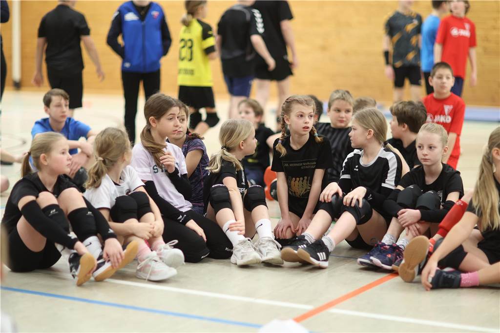 Der diesjährige Volleyballsonntag des TV Werne war in seiner sechsten Austragung ein voller Erfolg. Rund 50 Kinder von U12 bis U14 nahmen an dem Turnier teil. Dabei waren vor allem Kinder, die bereits in den Volleyballabteilungen des Werner SC und TV Werne angemeldet sind, aber auch einige, die das Volleyballspielen bislang erst in den Schul-AGs kennengelernt haben.