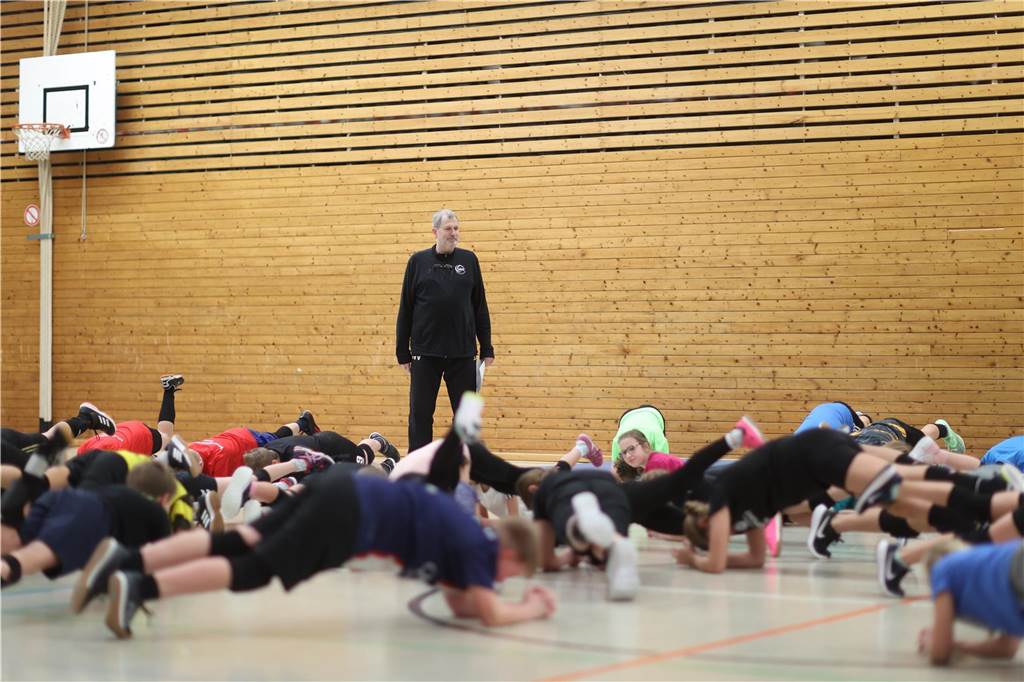 Der diesjährige Volleyballsonntag des TV Werne war in seiner sechsten Austragung ein voller Erfolg. Rund 50 Kinder von U12 bis U14 nahmen an dem Turnier teil. Dabei waren vor allem Kinder, die bereits in den Volleyballabteilungen des Werner SC und TV Werne angemeldet sind, aber auch einige, die das Volleyballspielen bislang erst in den Schul-AGs kennengelernt haben.