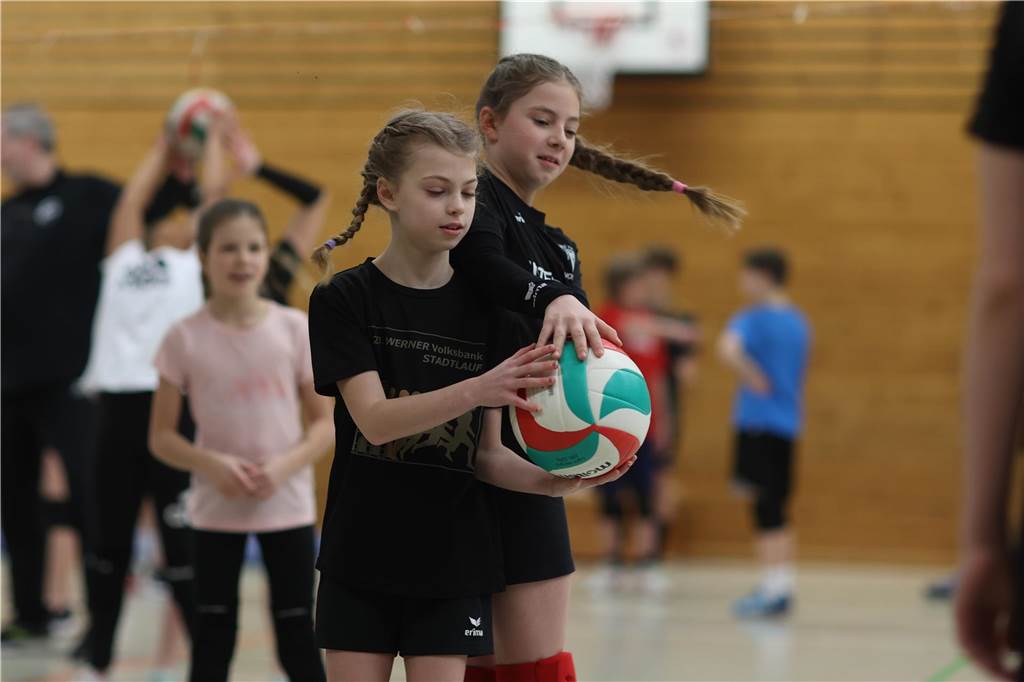 Der diesjährige Volleyballsonntag des TV Werne war in seiner sechsten Austragung ein voller Erfolg. Rund 50 Kinder von U12 bis U14 nahmen an dem Turnier teil. Dabei waren vor allem Kinder, die bereits in den Volleyballabteilungen des Werner SC und TV Werne angemeldet sind, aber auch einige, die das Volleyballspielen bislang erst in den Schul-AGs kennengelernt haben.