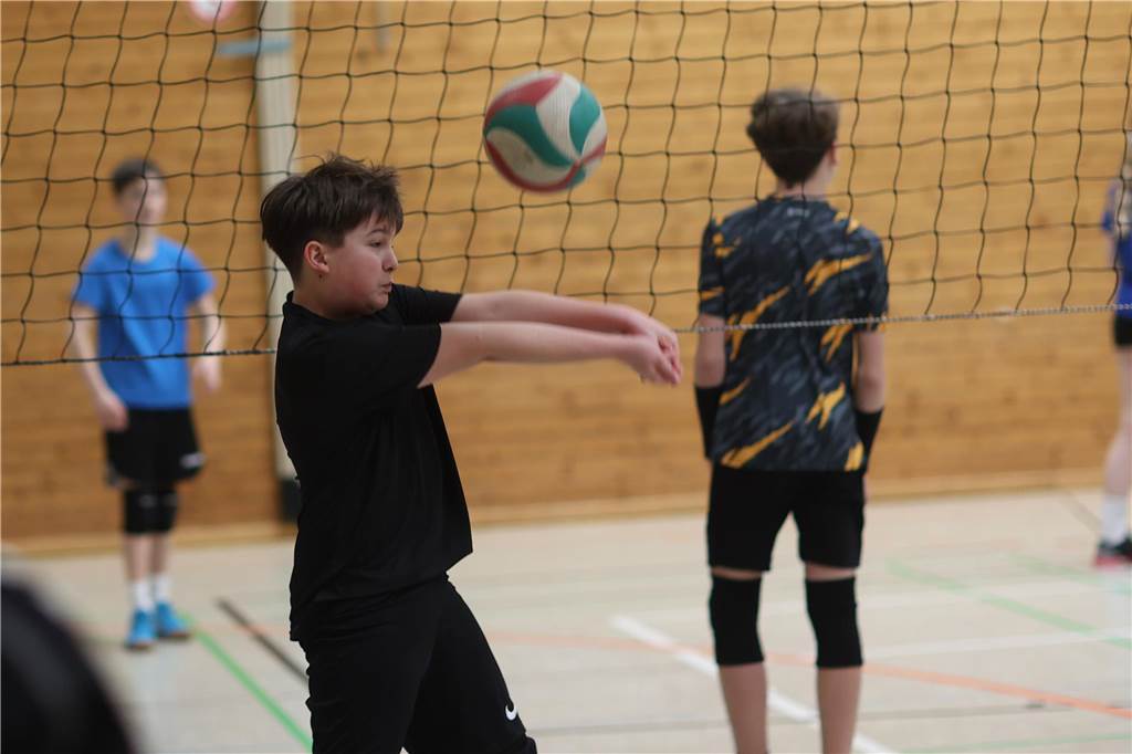 Der diesjährige Volleyballsonntag des TV Werne war in seiner sechsten Austragung ein voller Erfolg. Rund 50 Kinder von U12 bis U14 nahmen an dem Turnier teil. Dabei waren vor allem Kinder, die bereits in den Volleyballabteilungen des Werner SC und TV Werne angemeldet sind, aber auch einige, die das Volleyballspielen bislang erst in den Schul-AGs kennengelernt haben.
