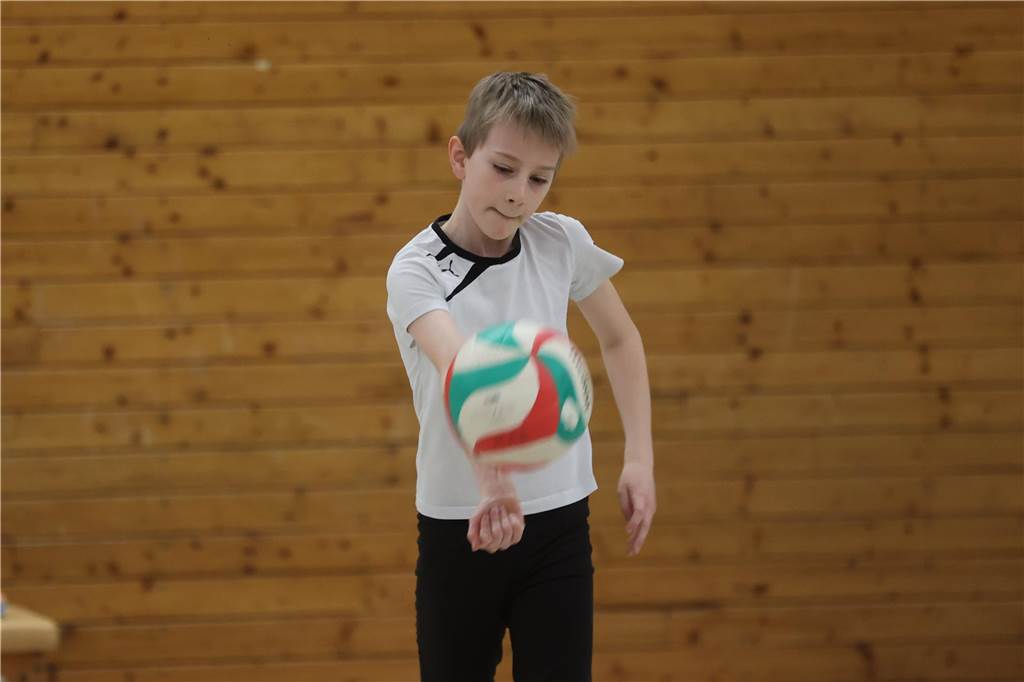 Der diesjährige Volleyballsonntag des TV Werne war in seiner sechsten Austragung ein voller Erfolg. Rund 50 Kinder von U12 bis U14 nahmen an dem Turnier teil. Dabei waren vor allem Kinder, die bereits in den Volleyballabteilungen des Werner SC und TV Werne angemeldet sind, aber auch einige, die das Volleyballspielen bislang erst in den Schul-AGs kennengelernt haben.