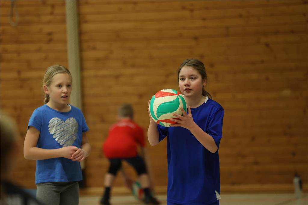 Der diesjährige Volleyballsonntag des TV Werne war in seiner sechsten Austragung ein voller Erfolg. Rund 50 Kinder von U12 bis U14 nahmen an dem Turnier teil. Dabei waren vor allem Kinder, die bereits in den Volleyballabteilungen des Werner SC und TV Werne angemeldet sind, aber auch einige, die das Volleyballspielen bislang erst in den Schul-AGs kennengelernt haben.