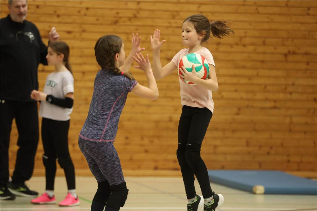 Der diesjährige Volleyballsonntag des TV Werne war in seiner sechsten Austragung ein voller Erfolg. Rund 50 Kinder von U12 bis U14 nahmen an dem Turnier teil. Dabei waren vor allem Kinder, die bereits in den Volleyballabteilungen des Werner SC und TV Werne angemeldet sind, aber auch einige, die das Volleyballspielen bislang erst in den Schul-AGs kennengelernt haben.