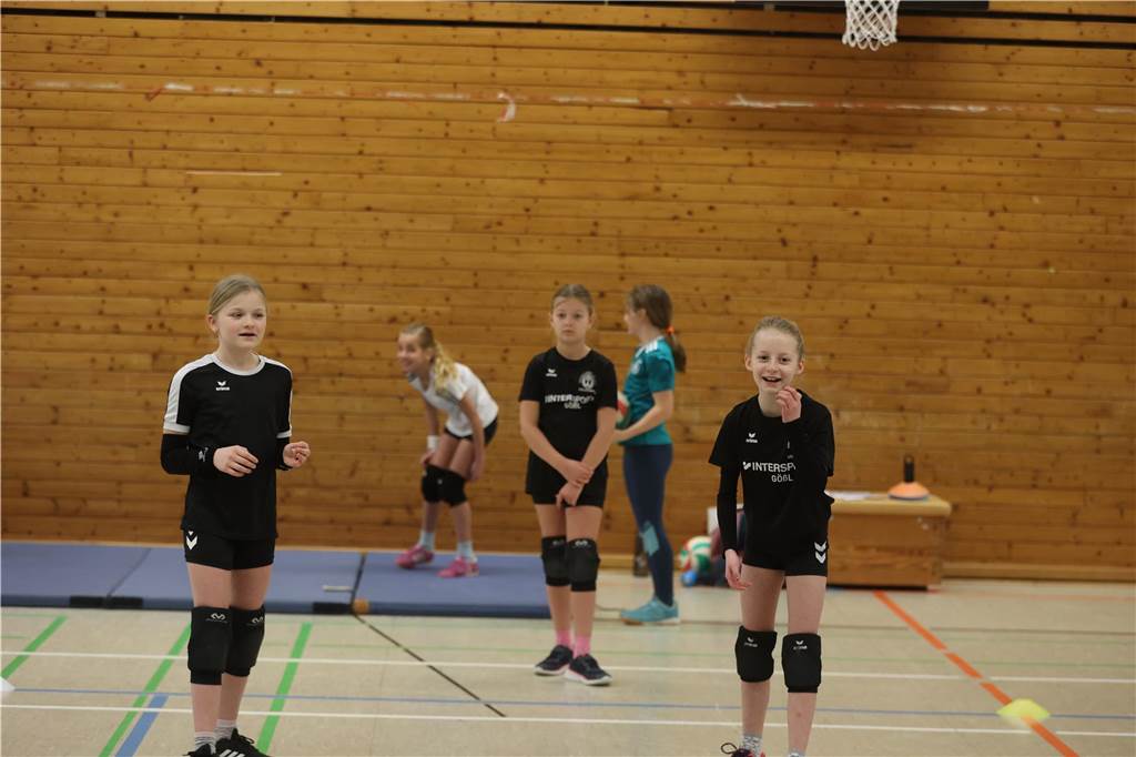 Der diesjährige Volleyballsonntag des TV Werne war in seiner sechsten Austragung ein voller Erfolg. Rund 50 Kinder von U12 bis U14 nahmen an dem Turnier teil. Dabei waren vor allem Kinder, die bereits in den Volleyballabteilungen des Werner SC und TV Werne angemeldet sind, aber auch einige, die das Volleyballspielen bislang erst in den Schul-AGs kennengelernt haben.
