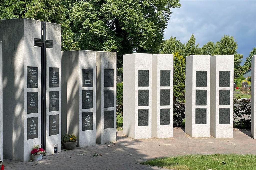 Friedhöfe lassen sich digital aus der Vogelperspektive anschauen Der digital Friedhofsplan zeigt zum Beispiel auch, wie viele Grabstellen am Außenkolumbarium (Foto) in Herbern noch frei sind.