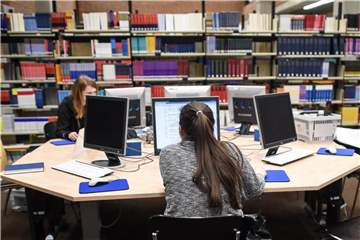 Der digitale Wandel der Bibliotheken ist in vollem Gange - vor allem in den Großstädten. Foto: Maja Hitij