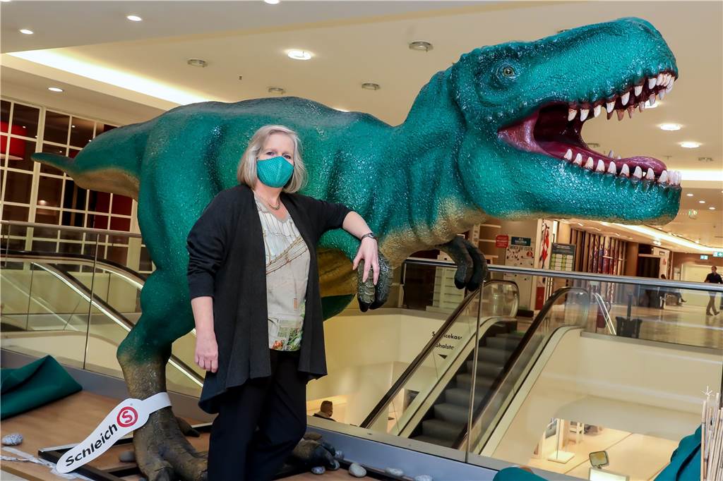 „Alles muss raus“: So laufen die letzten Tage im Kaufhof am Westenhellweg Der Dino steht seit Jahren in der Kinderabteilung im dritten OG. Jetzt ist er verkauft worden. Betriebsrätin Martina Regens findet die gesamte Entwicklung „bitter und schade“ für die Beschäftigten.