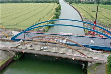 Der direkte Vergleich zeigt deutlich: Die neue Brücke an der Gahmener Straße ist viel größer als die alte.