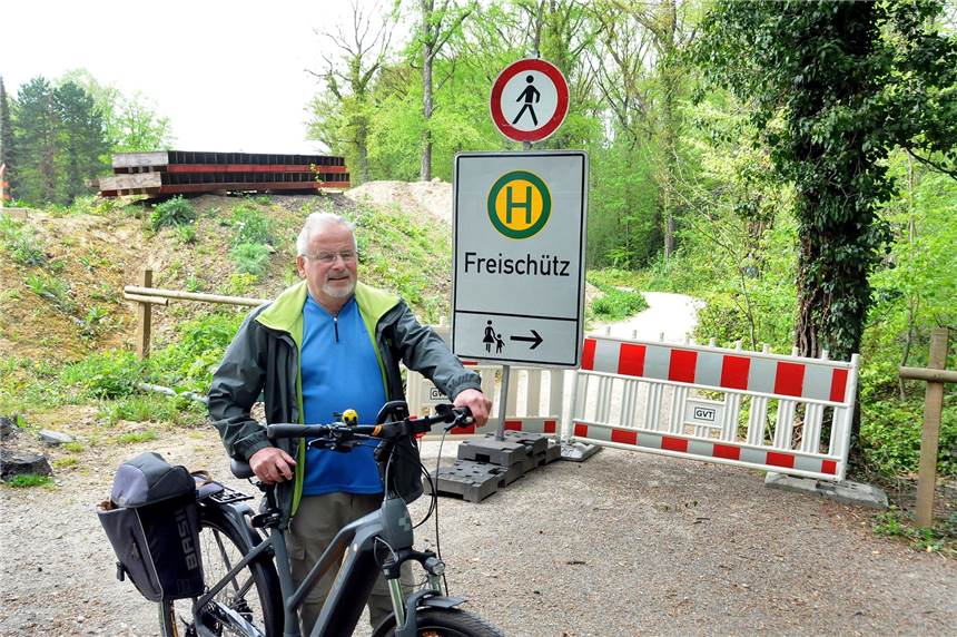 Kuriose Umleitung quer durch den Wald: Verantwortliche Firma reagiert Der direkte Weg von der Fußgängerbrücke am Freischütz parallel zur B236 zur Bushaltestelle war gesperrt. Bis zur kommenden Woche muss Deges nun eine neue Umleitung für Fußgänger einrichten.
