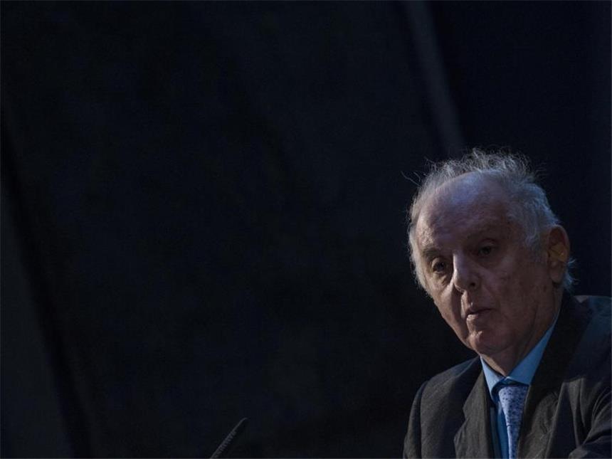 Bund finanziert Barenboims Musikakademie in Berlin Der Dirigent Daniel Barenboim bei der Vorbesichtigung der Barenboim-Said Akademie. Foto: Paul Zinken