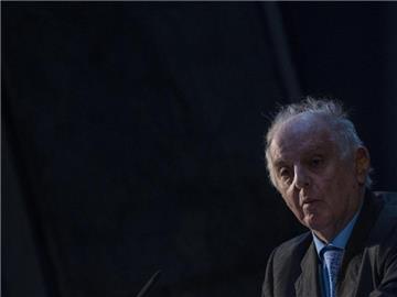 Der Dirigent Daniel Barenboim bei der Vorbesichtigung der Barenboim-Said Akademie. Foto: Paul Zinken