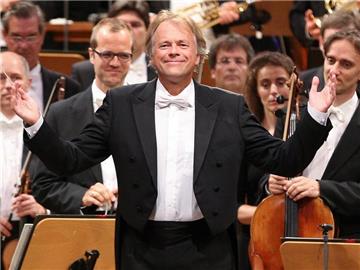 Der Dirigent Thomas Hengelbrock wird geehrt. Foto: Axel Heimken