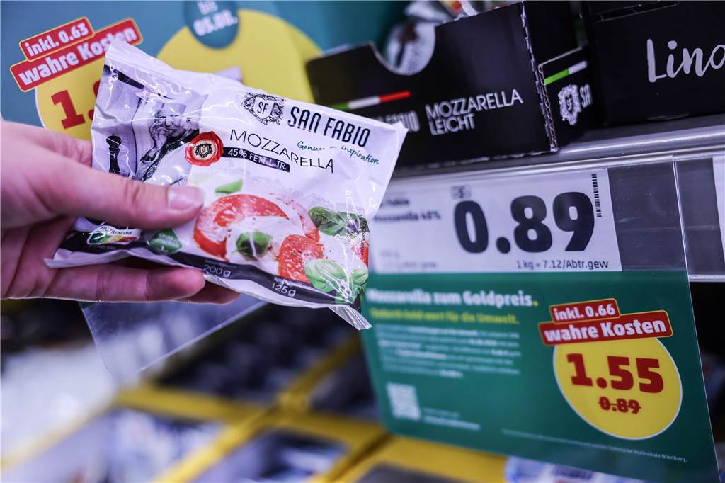 Der Discounter Penny sorgt in der ersten Augustwoche für einen Preisschock der eigenen Art. Für neun Produkte kassiert das Unternehmen die „Wahre-Kosten-Preise“. Dabei werden verdeckte Kosten etwa für Umweltverschmutzung bei der Produktion berücksichtigt.