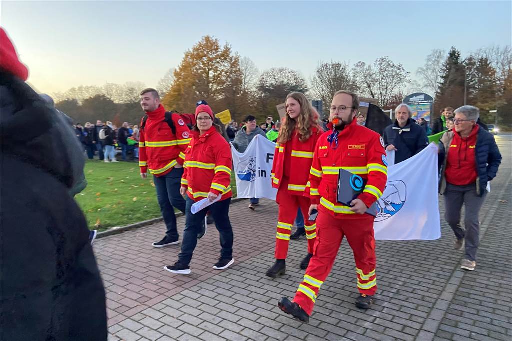 Mitglieder der DLRG bei der Demonstration am 24.11.